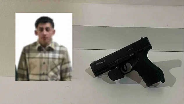 Asker eğlencesi konvoyunda motosiklet üzerinde havaya ateş açan şahıs kamerada