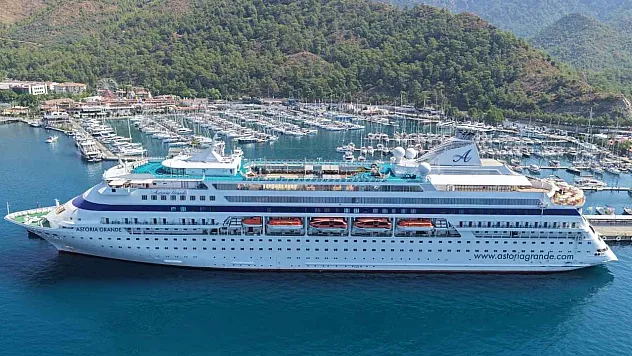 'Astoria Grande' kruvaziyeri 398 yolcusuyla Marmaris'e geldi
