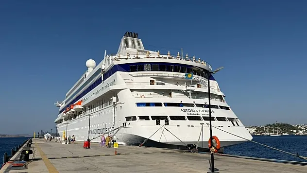 'Astoria Grande' kruvaziyeri 398 yolcuyla Bodrum'a geldi