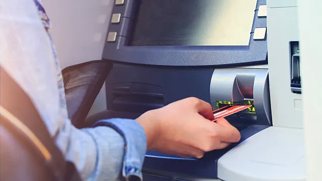 ATM'de bu hatayı yapmayın! Hem paranızdan hem kartınızdan olabilirsiniz