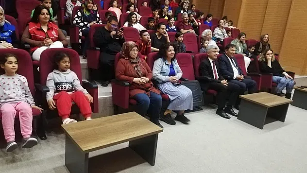 Atmaca, depremzede vatandaşlarla geleneksel oyunlar izledi