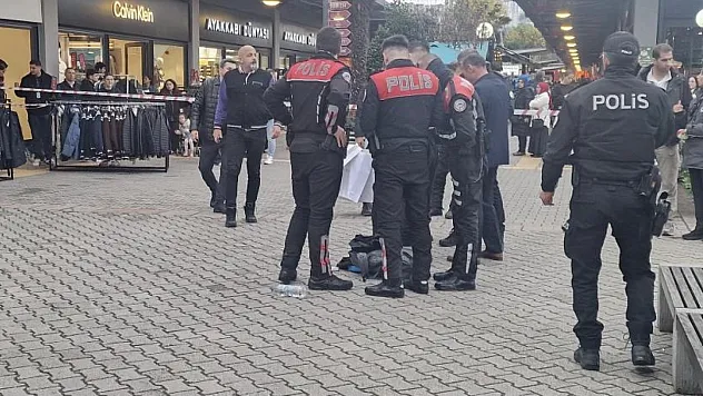 AVM'de silahı ateş alınca kendini vurdu