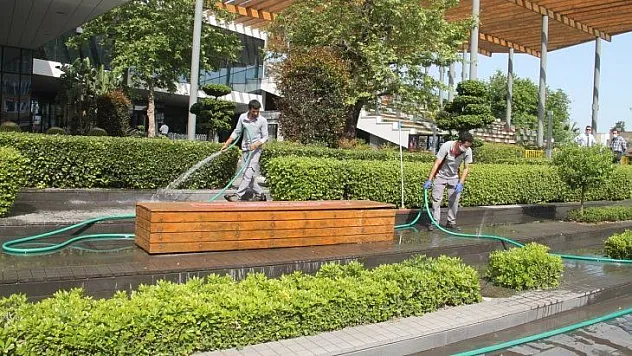 AVM korona virüsü tedbirleri ile açıldı