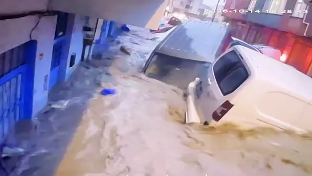 Ayazağa'da sel felaketinde araçların üst üste bindiği anlar görüntülendi