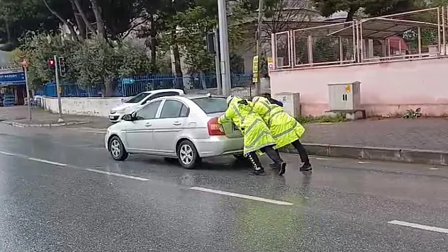 Aydın'da arızalanan araca polis yardımı
