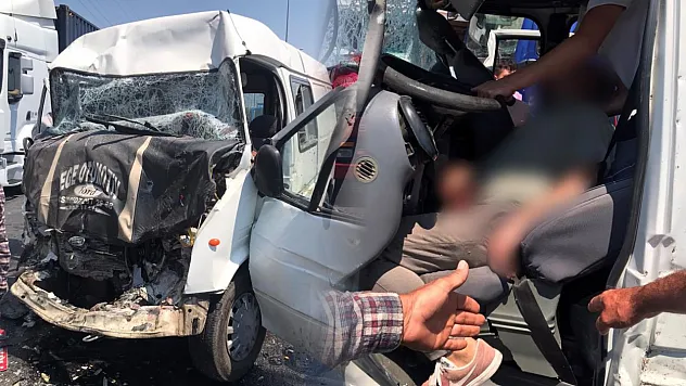 Aydın'da iki minibüs çarpıştı: 1'i ağır 8 yaralı