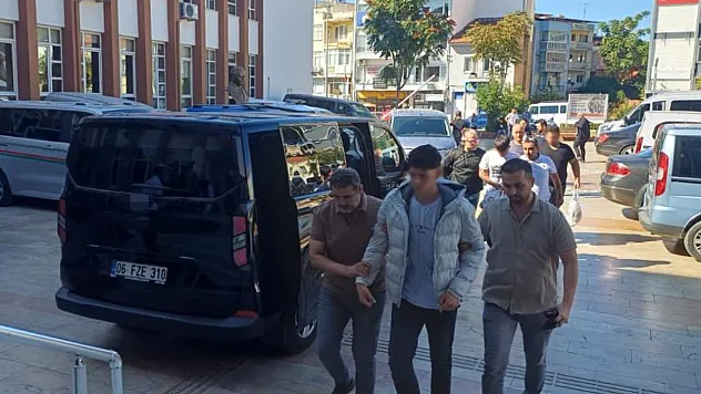 Aydın'da okul çevresinde pompalı tüfekle yakalanan şüpheliler adliyeye sevk edildi
