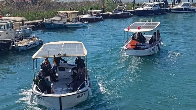 Azmak Nehri'nde tekne yoğunluğu