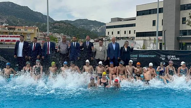 Bakan Aşkın'dan Marmarisli genç yüzücülere 19 Mayıs hediyesi