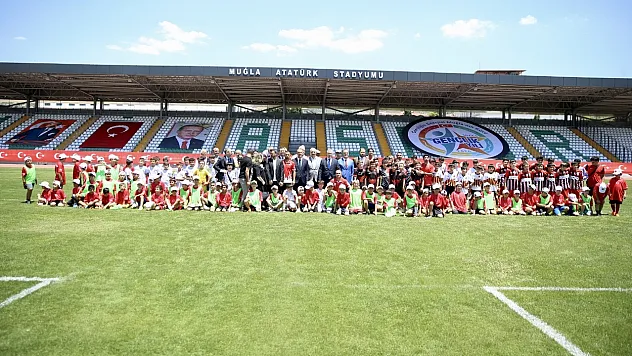 Bakan Bak, Muğla'da Kano Milli Takımı sporcularıyla bir araya geldi
