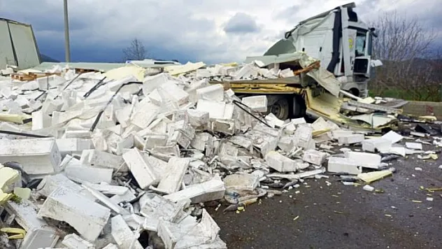 BALIK YÜKLÜ TIR KAZA YAPTI  