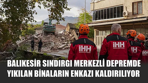 Balıkesir Sındırgı merkezli depremde yıkılan binaların enkazı kaldırılıyor