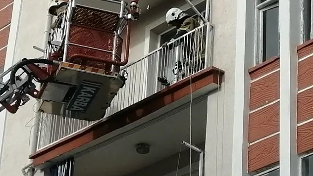 Balkona bırakılan soba kovası yangına sebep oldu