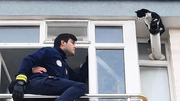 Balkondan uzanan yardım eli minik canı kurtardı