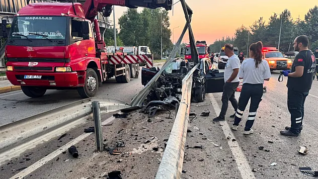 Bariyerlere çarpan otomobilin sürücüsü hayatını kaybetti