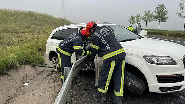 Bariyerlere saplanan lüks aracın sürücüsü hayatını kaybetti