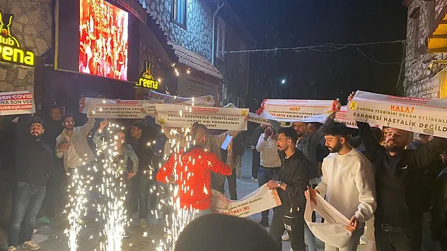 Barlar sokağı çalışanları pankartlarla isyan etti