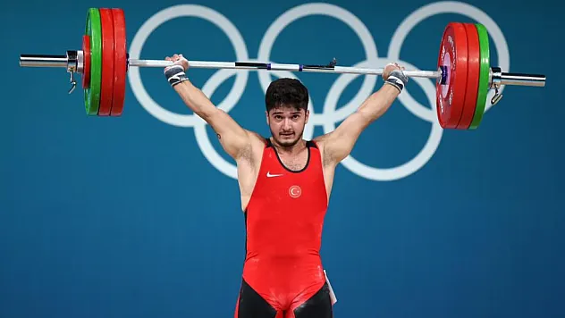 BARÜ'lü milli halterci Muhammed Furkan Özbek, olimpiyatlarda gururlandırdı