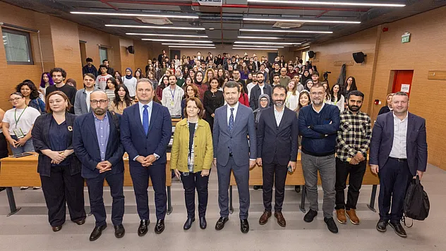 Basın İlan Kurumu Genel Müdürü Abdulkadir Çay, İstanbul Üniversitesi öğrencileriyle buluştu