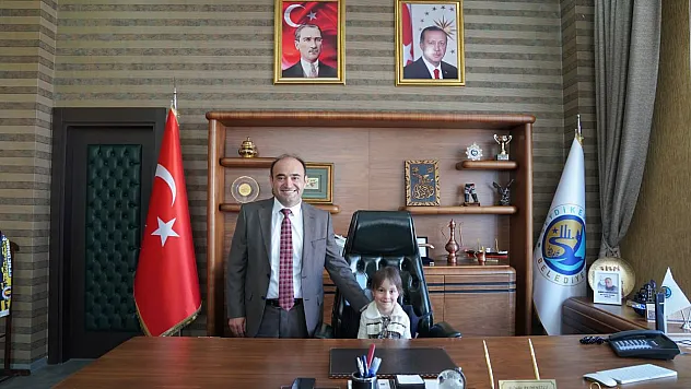Başkan Akdenizli, koltuğunu çocuklara bıraktı