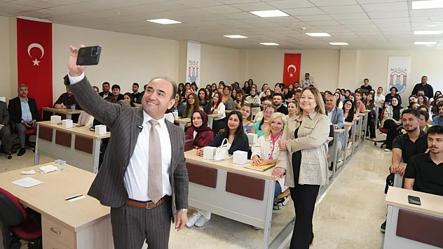 Başkan Akdenizli Üniversiteli Gençlerle Buluştu