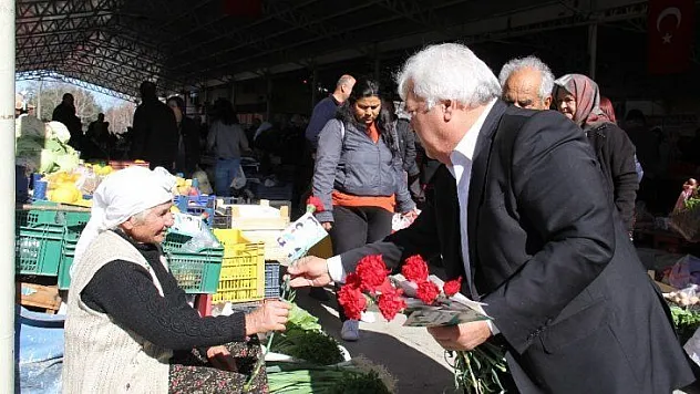 Başkan Akkaya'dan kadınlara karanfil