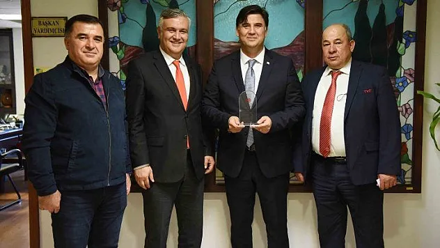 Başkan Karaca'ya Teşekkür Plaketi