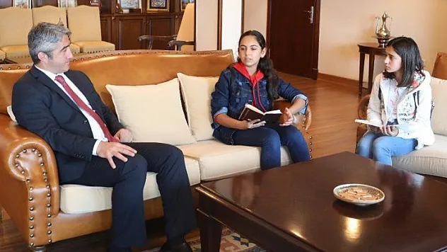 Başkan Oktay küçük gazetecilerin sorularını yanıtladı