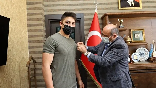Başkan Otgöz'den şampiyon güreşçiye altın hediye