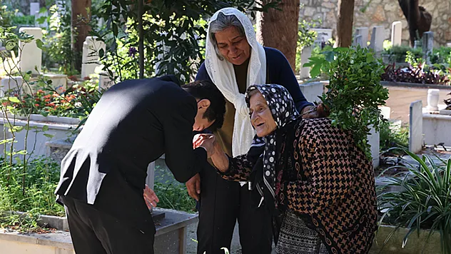 Başkan Ünlü: 'Büyüklerimize yaşamın ağırlığını hissettirmeyelim'