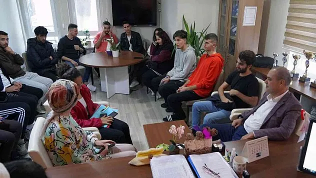 BAŞKAN UZUNDEMİR ÜNİVERSİTE GENÇLİĞİ İLE BİR ARAYA GELDİ