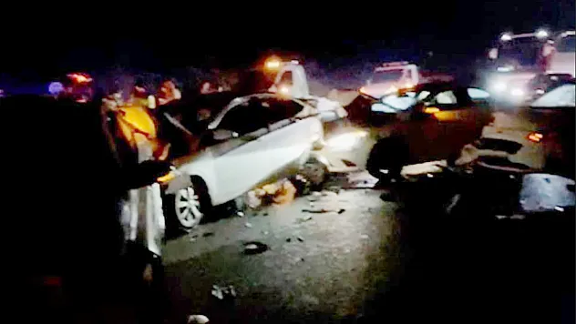 Bayram dönüşü trafiğinde zincirleme kaza: 5 araç birbirine girdi