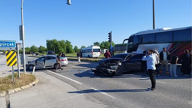Bayram Tatili Dönüşü Zincirleme Kaza: 3'ü Çocuk 5 Yaralı