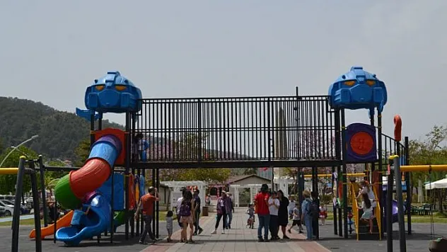 Bayramın tadını çocuklar çıkarıyor