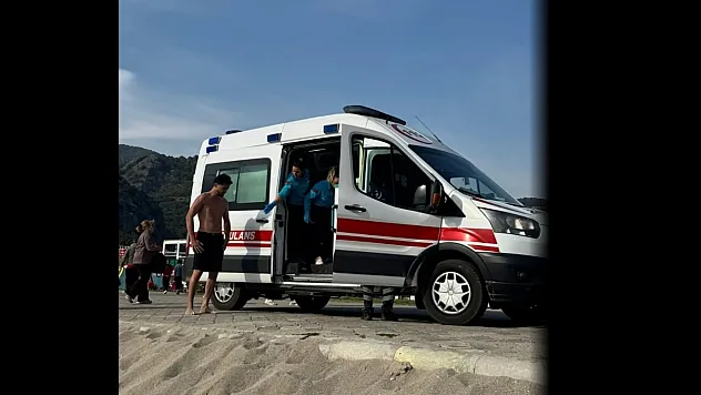 Belcekız Plajı'nda boğulma tehlikesi yaşayan iki kişi hastaneye kaldırıldı