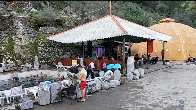 Belediye Kaplıcası kış mevsimine rağmen yoğun ilgi görüyor