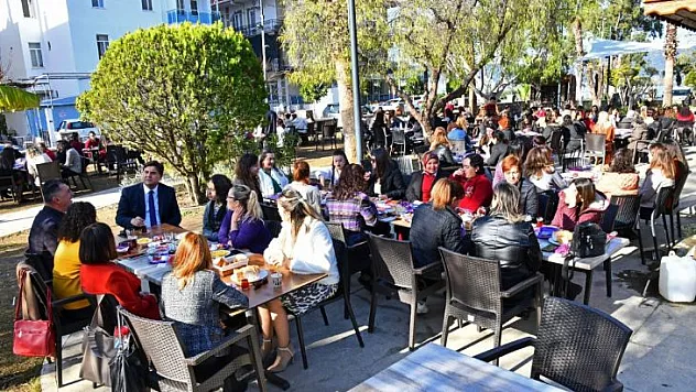 BELEDİYENİN KADIN PERSONELİ KAHVALTIDA BİR ARAYA GELDİ