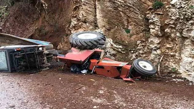 BELEDİYEYE AİT TRAKTÖR KAZA YAPTI 1 YARALI