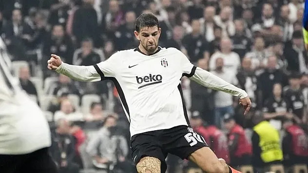 Beşiktaşlı futbolcu Ümit Akdağ'ın sağ elinde kırık tespit edildi
