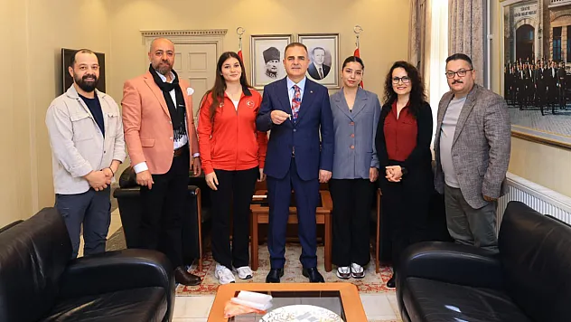 Beşkaza Keneş'inden Muğla Valisi Akbıyık'a 'Çıtlık Oyma Geleneği' sunumu