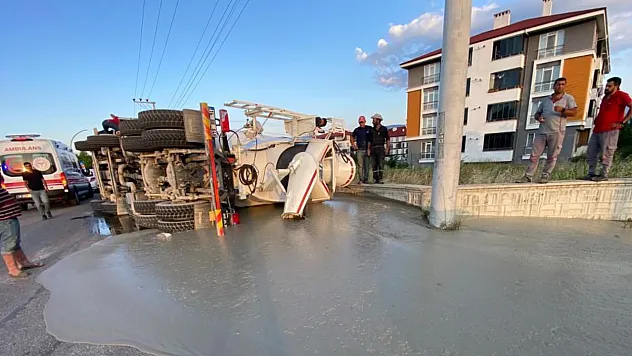 Beton Mikseri Devrildi: Sürücü Yaralandı