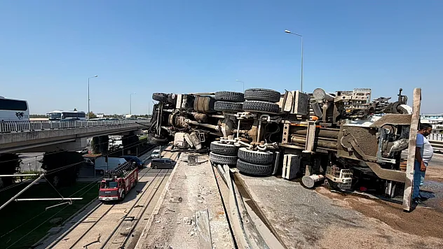 Beton pompası kamyonu bariyerlere çarpıp yan yattı