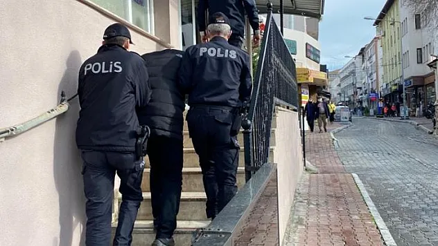 Bıçaklı Şüpheli Polisten Kaçamadı