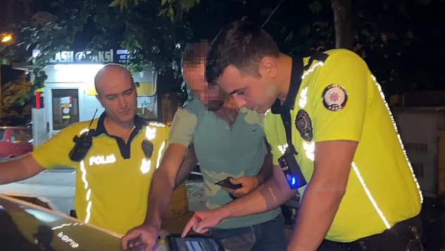 Bisikletiyle polislerin yanına geldi, 20 kat alkollü çıktı, kameraya şarkı söyledi
