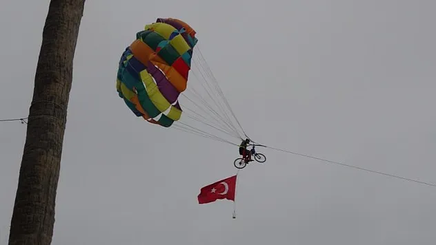 Bisikletli paraşütçü adeta şov yaptı