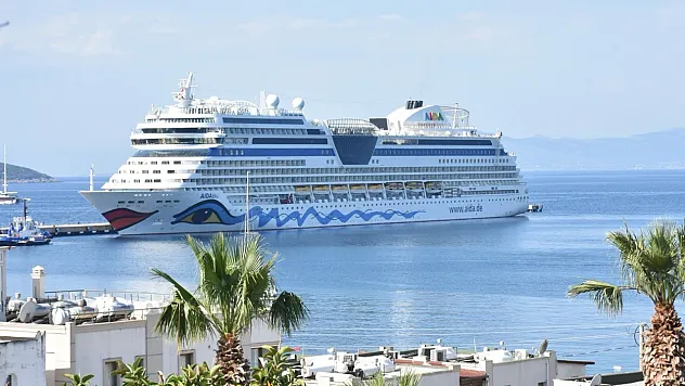 Bodrum'a 'AIDAblu' kruvaziyeriyle 2 bin 377 yolcu geldi
