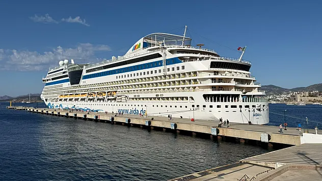 Bodrum'a 'AIDAblu' kruvaziyeriyle 2 bin 243 turist geldi