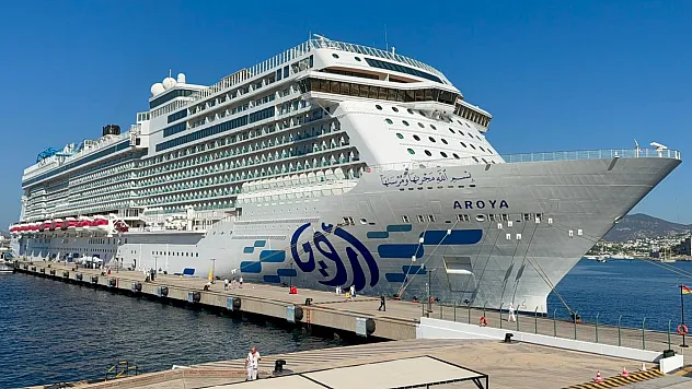 Bodrum'a 'Aroya' adlı kruvaziyer 2 bin 360 turistle geldi