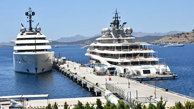 Bodrum'a gelen dev yatlar 'Blue' ve 'Hadar'a tankerlerle yakıt ikmali yapıldı
