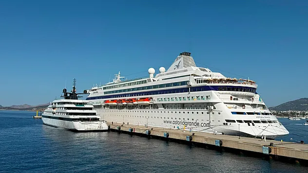 Bodrum'a iki gemi birden geldi